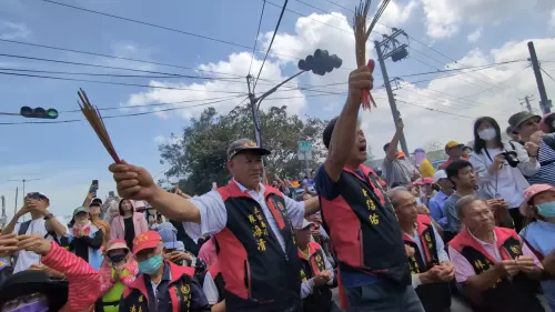 ▲白沙屯媽祖回鑾途中遇到一名男乩身替玄天上帝熱情邀約入宮，媽祖似乎聽到「天語」後，隨即左轉進入宮前和老友敘舊。（圖／取自「白沙屯媽祖網路電視台」YT）