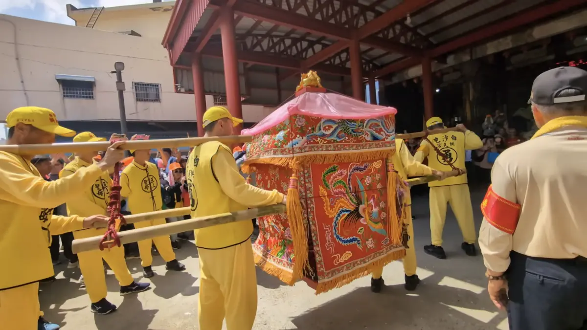 ▲白沙屯媽祖回鑾途中遇到一名男乩身替玄天上帝熱情邀約入宮，媽祖似乎聽到「天語」後，隨即左轉進入宮前和老友敘舊。（圖／取自「白沙屯媽祖網路電視台」YT）