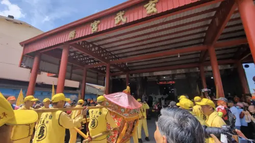 ▲白沙屯媽祖回鑾途中遇到一名男乩身替玄天上帝熱情邀約入宮，媽祖似乎聽到「天語」後，隨即左轉進入宮前和老友敘舊。（圖／取自「白沙屯媽祖網路電視台」YT）