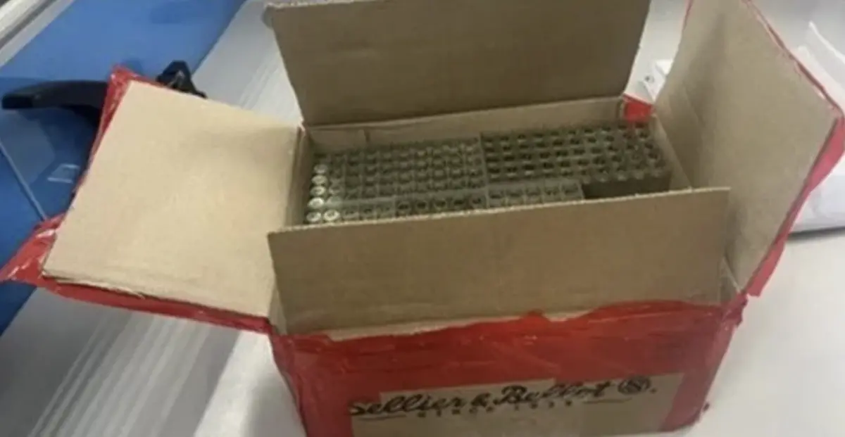 ▲新北市中和分局日前到林口分局執行常訓打靶，有員警不慎把1箱1200發空彈殼遺落在外，清查後將2名負責搬運的員警記過，常訓教官、助教記2次申誡，督察組長也因未盡督導之責，連同記申誡1次。（圖／翻攝畫面）