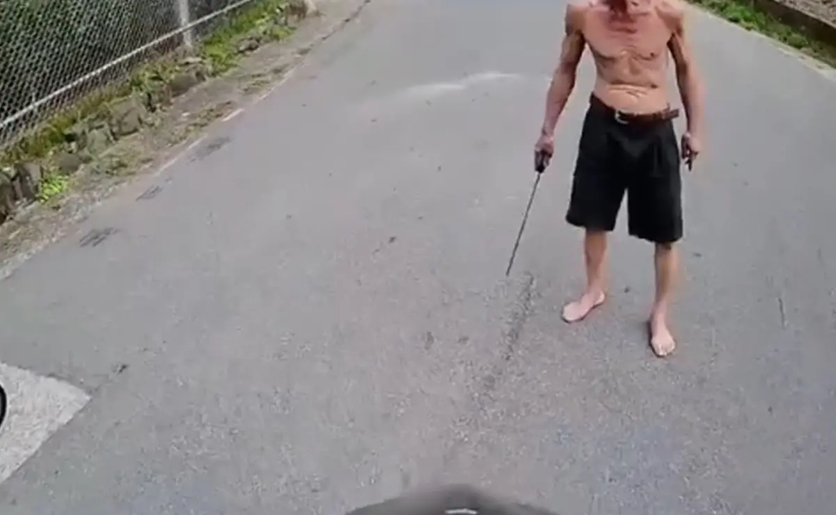 ▲機車騎士行經學府路102巷時，突然遭一名打著赤膊、手持開山刀的男子攔下。（圖／翻攝畫面）