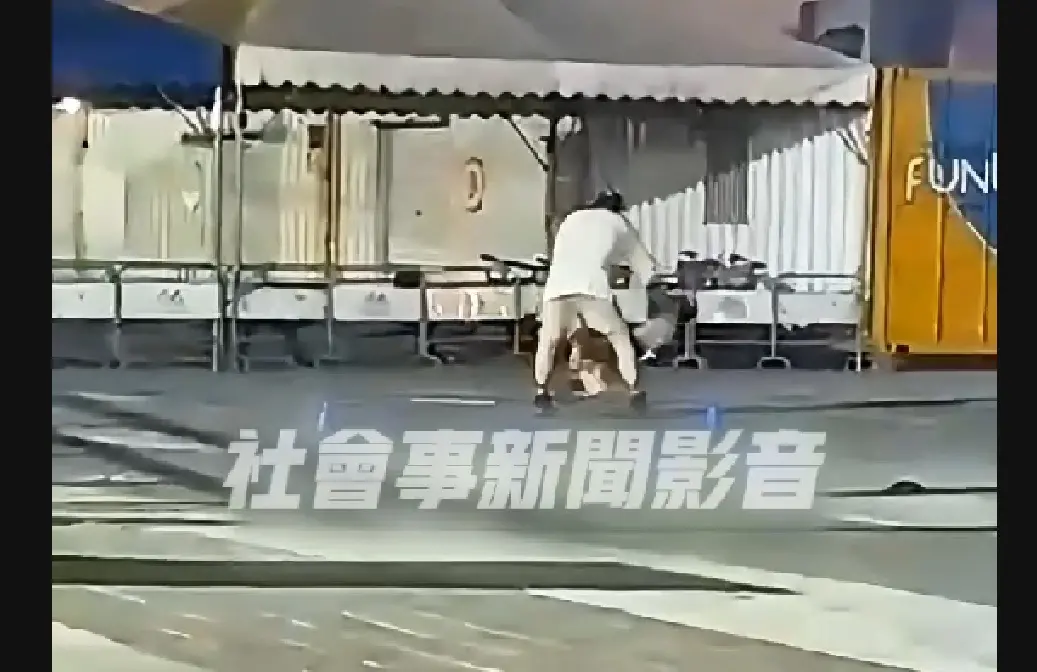 ▲本月24日，有民眾於新莊大漢溪自行車道（新月廣場），見到一名父親帶的孩子練習滑步車，卻見到該父親疑不當管教，警方隨即介入調查，而管教有無過當，需由主管機關社會局家防中心認定。（圖／翻攝社會事新聞影音）