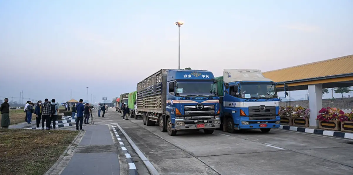 ▲泰國紅十字會(Thai Red Cross)的車隊已將第一批4,000個救援袋運送到泰國湄索(Mae Sot)與緬甸苗瓦迪(Myawaddy)的邊境口岸。（圖／泰國外交部）