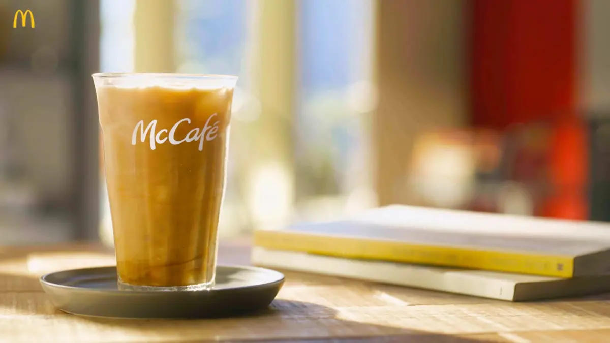 ▲台灣麥當勞回歸板烤雞腿堡、照燒豬肉堡，還大方祭出焦糖冰奶茶買一送一！最新歡樂送優惠碼「10NUG」，爽吃麥克雞塊買10送10、勁辣香雞翅、薯餅、蜂蜜奶茶(冰/熱)共6款買一送一。（圖／麥當勞提供）