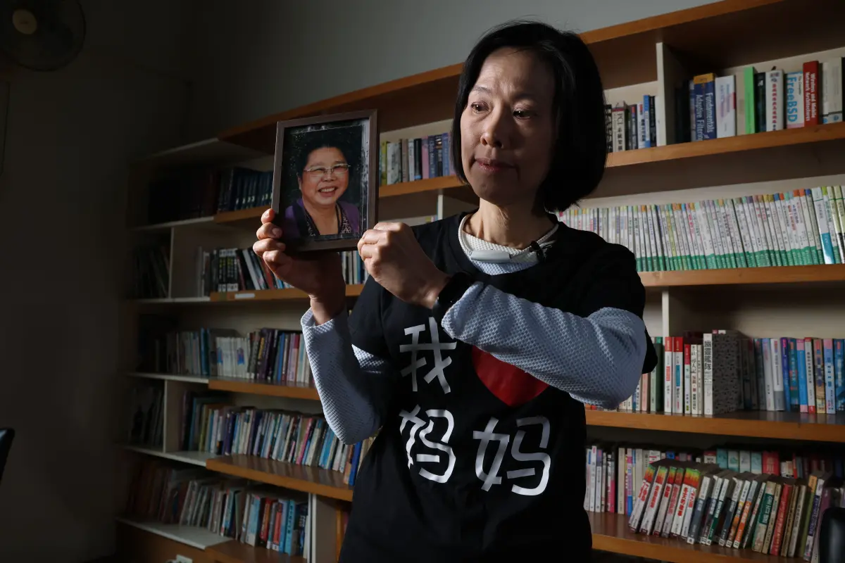 ▲職涯名師藍如瑛的媽媽，5年前遭到高齡91歲駕駛撞上後傷重不治，為了幫媽媽討回公道，每次開庭都堅持穿上印有「我愛媽媽」字樣的Ｔ恤。（圖／記者葉志明攝）