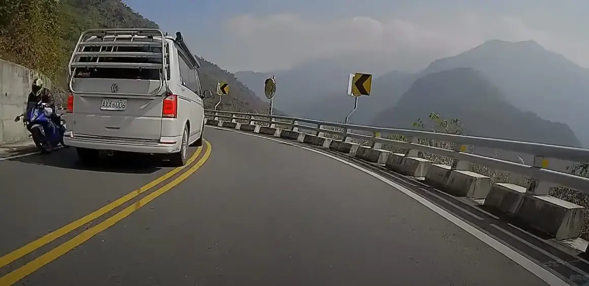 ▲一部白色廂型車行經台24線時，不明原因多次跨越雙黃線逆向行駛，險些撞上一名無辜騎士。（圖／翻攝地圖型行車影像分享平台）