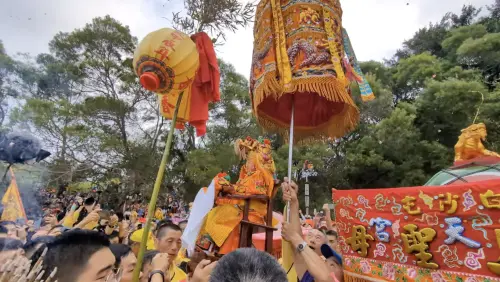 ▲白沙屯媽祖舉行換轎儀式，自粉紅超跑換成華麗8抬大轎，並與一同進香的後龍山邊媽祖道別。（圖／取自「白沙屯媽祖網路電視台」YT）