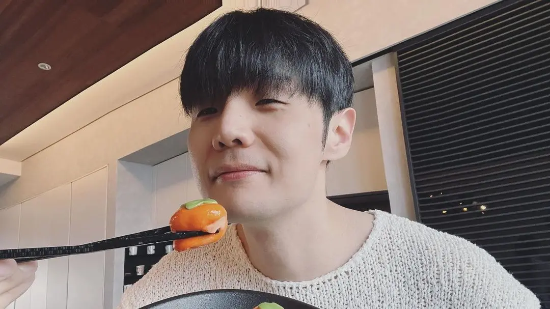 ▲李榮浩22日提前飛往巴黎準備演唱會，空閒時間到巴黎景點凱旋門觀光時，被外國遊客要求當攝影師，不少粉絲看到李榮浩的分享後，紛紛表示：「這攝影師真大咖！」（圖／翻攝自李榮浩IG）