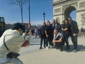 ▲李榮浩分享自己到巴黎凱旋門時，被外國遊客要求幫忙拍照。 （圖／翻攝自李榮浩IG）
