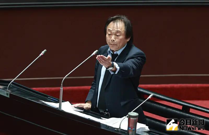 ▲王世堅今(1)日在臉書發文表示,今天是他高喊「over my dead body」,誓死捍衛學生10周年。(圖/資料照片)