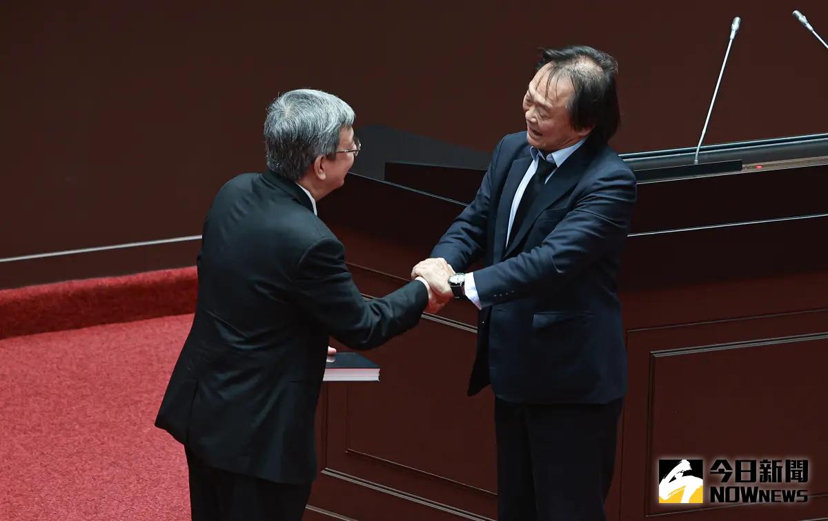 ▲民進黨立委王世堅送給行政院長陳建仁惜別禮物「一本聖經」。（圖／記者葉政勳攝 , 2024.03.26）