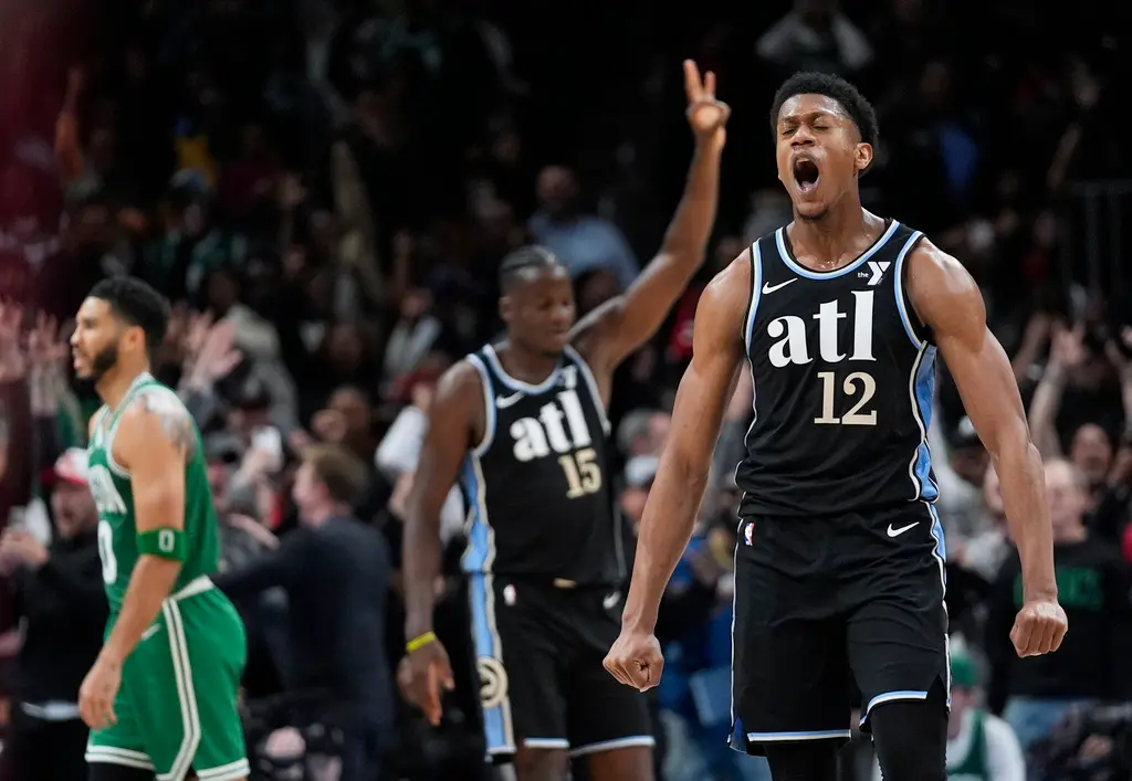 ▲老鷹完成30分的驚奇大逆轉，全隊欣喜若狂。（圖／美聯社／達志影像）