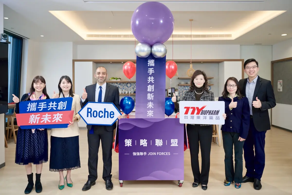 ▲台灣羅氏大藥廠法律&法遵暨安全衛生處長洪玉珊(左起)、市場准入暨行銷策略處處長陳育靖、總經理 Girish Mulye；台灣東洋總經理侯靜蘭、法務暨法遵處長黃淑芬、企業發展處暨癌症科學發展事業群主管資深副總經理王昱文 一同慶賀「策略聯盟」共創新未來。（圖／品牌提供）
