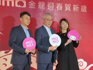 ▲momo總經理谷元宏（中）提到，今年準備推出mo店+、momo Ads，還搶先預告會在年底前會推出自有品牌的電子閱讀器。（圖／記者周淑萍攝）