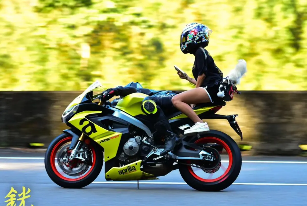 ▲近日一組重機追焦照備受討論，一名重機正妹在後座開啟「自動導航」系統，相當的神奇。（圖/地方爸爸授權提供）