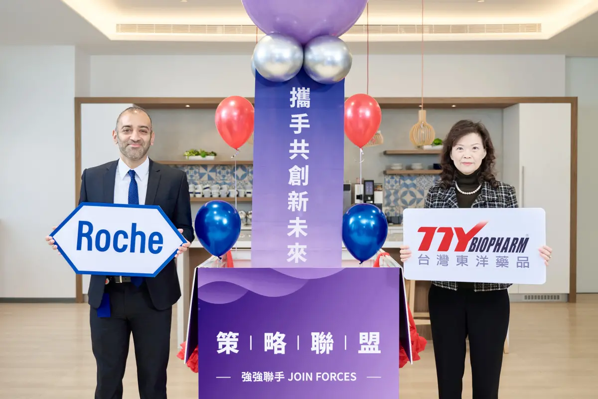 ▲台灣羅氏大藥廠總經理Girish Mulye(左)、台灣東洋總經理侯靜蘭簽屬「策略聯盟」，一起為台灣癌症產業助力。（圖／品牌提供）