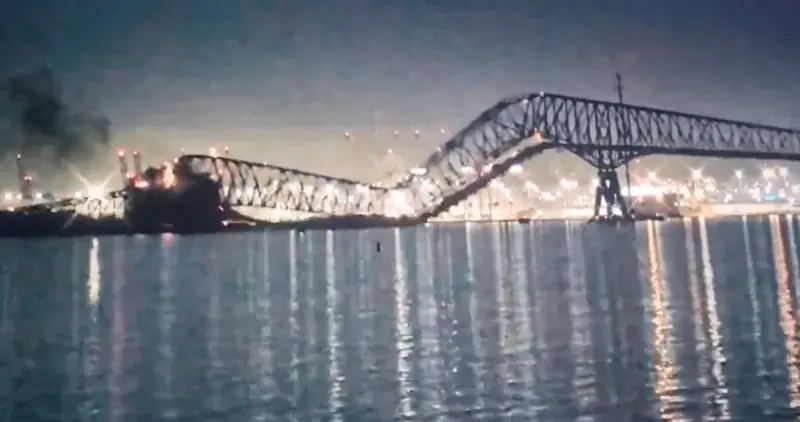 ▲美國馬里蘭州大城巴爾的摩（Baltimore）外港橫跨帕塔普斯科河的「Francis Scott Key Bridge」大橋，週二（26）凌晨傳出遭新加坡貨輪「大理號」（Dali）撞上橋墩，整座大橋從中斷裂崩塌。（圖／翻攝自美國海岸防衛隊）