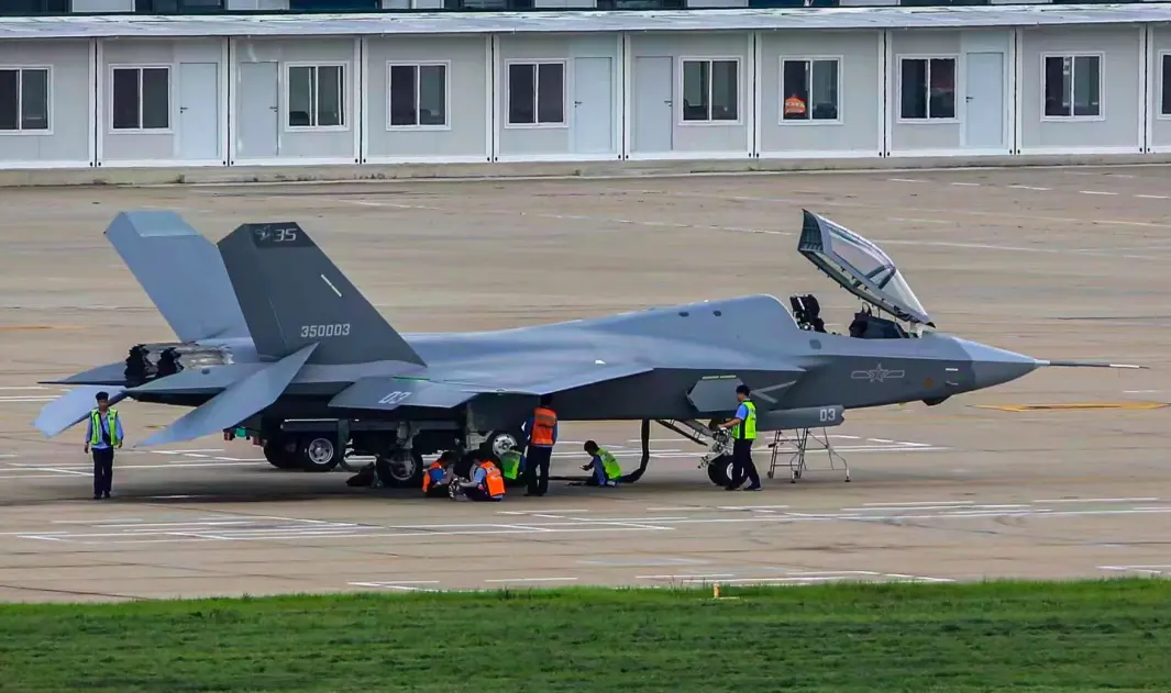 ▲編號35003的FC-31艦載原型機（殲-35）在中國社群網站上曝光。（圖／翻攝自微博）