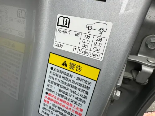 ▲一般車輛的車門B柱上，都會有一張胎壓貼紙，部分車款會將這個資訊貼在油箱蓋內。（圖／記者潘毅攝）