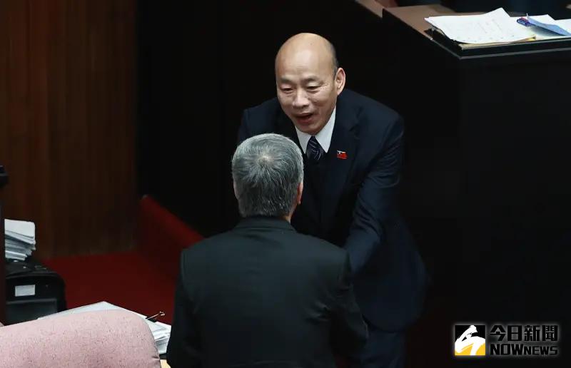 ▲法院長韓國瑜首度以民主基金會董事長身份出席，並與總統府秘書長林佳龍一同迎接蔡英文總統。（圖／資料照片）