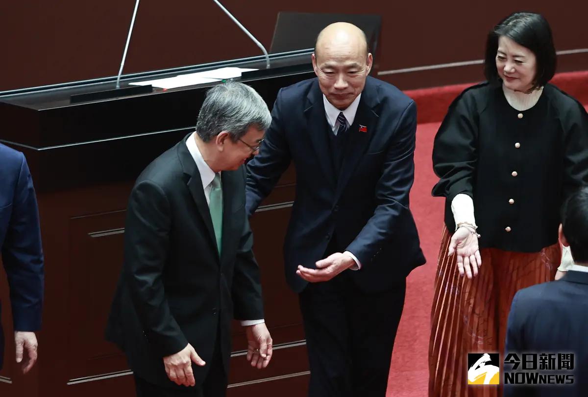 ▲立法院第11屆第1會期施政總質詢結束後，立法院長韓國瑜（右）和行政院長陳建仁（左）互相握手致意。（圖／記者葉政勳攝 , 2024.03.26）