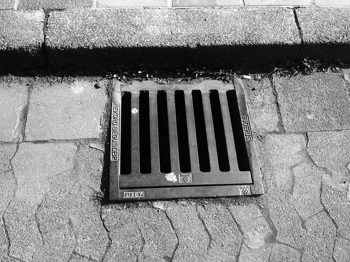 ▲澳洲1位38歲男子，聲稱為了撿手機爬進排水溝結果受困其中，在地下水道呆了30多個小時之後才獲救。但當地警方表示，男子疑似是發生車禍後肇逃所以躲在下水道。（圖／翻攝自Pixabay）