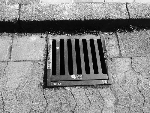 ▲澳洲1位38歲男子，聲稱為了撿手機爬進排水溝結果受困其中，在地下水道呆了30多個小時之後才獲救。但當地警方表示，男子疑似是發生車禍後肇逃所以躲在下水道。（圖／翻攝自Pixabay）