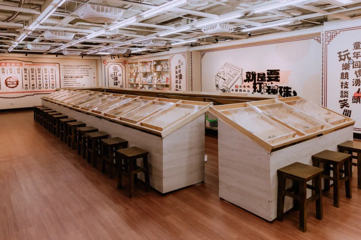 ▲創辦人分享了關於自己親手製作彈珠台的過程。從選擇木材、設計尺寸到親手釘下每一支銅釘，每一步都凝聚了他對這項工藝的熱情和堅持。（圖／品牌提供）