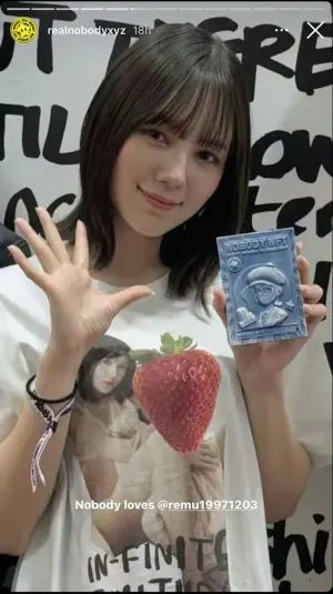 ▲日本AV女優涼菜玲夢購買周星馳NFT頭像陶瓷卡。（圖／周星馳Instagram）