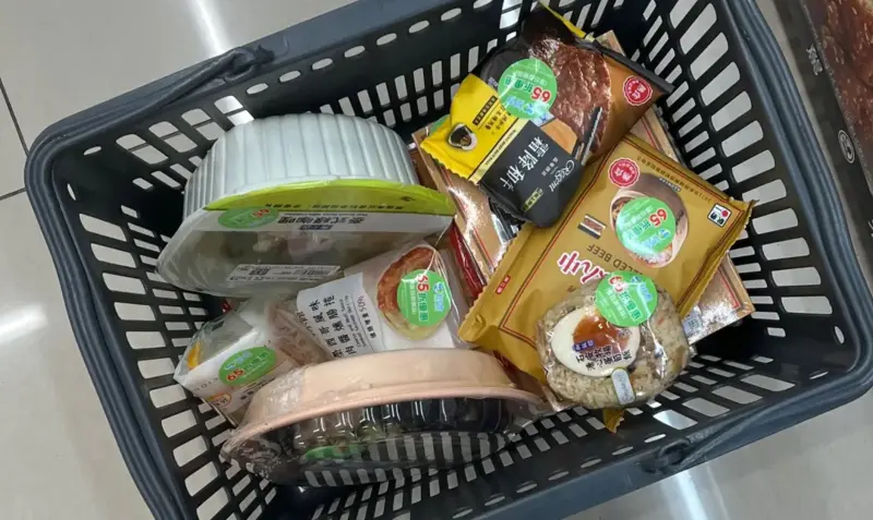 全家7折、7-11即期品太夯!最新月光寶盒表瘋傳 黃金打折時段曝 ▲超商的打折商品一直都深受許多人喜愛,像是7-11每到晚上8點時,就會貼上65折的貼紙。(圖/Dcard)