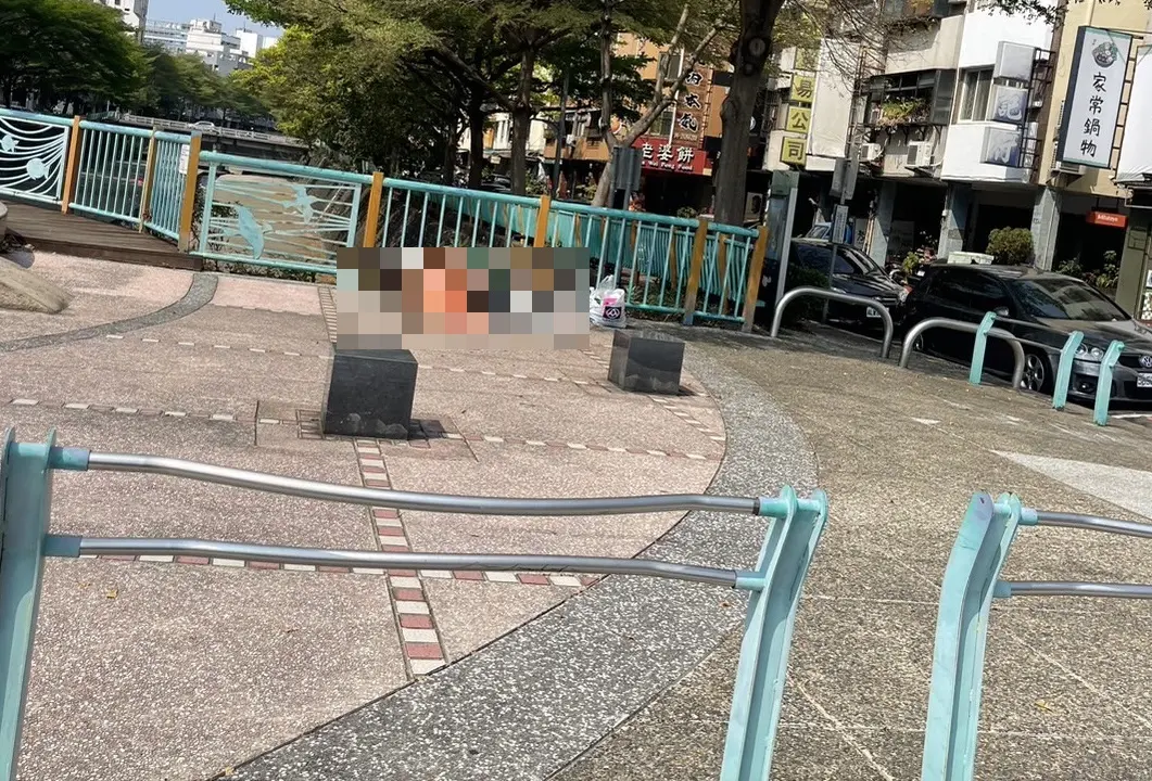 ▲今（26）日下午，台中市西區公益路、華美西街口人行道上，傳出有1名男子路倒，嚇壞不少路過民眾，詳細身份與死因，還有待警方進一步釐清。（圖／翻攝畫面）