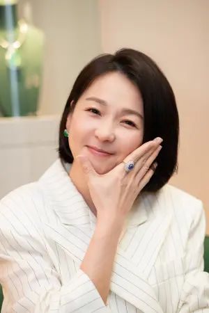 ▲擁有娃娃臉的六月剛過48歲生日。(圖/AMY&SAMANTHA JEWELRY提供) ▲擁有娃娃臉的六月剛過48歲生日。(圖/AMY&SAMANTHA JEWELRY提供)
