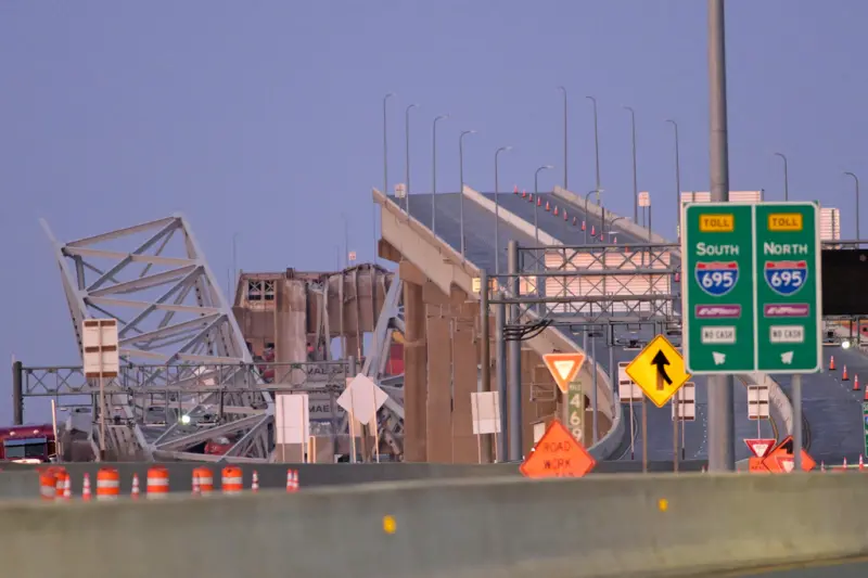 ▲美國馬里蘭州大城巴爾的摩一座交通大橋「Francis Scott Key Bridge」於當地時間26日凌晨1點30分遭新加坡貨輪撞擊後崩塌，傳出至少20人落水。（圖／美聯社／達志影像）
