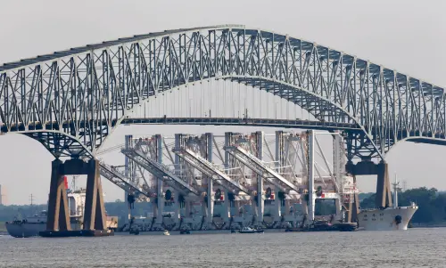 ▲美國馬里蘭州大城巴爾的摩一座交通大橋「Francis Scott Key Bridge」於當地時間26日凌晨1點30分遭新加坡貨輪撞擊後崩塌，傳出至少20人落水。（圖／美聯社／達志影像）