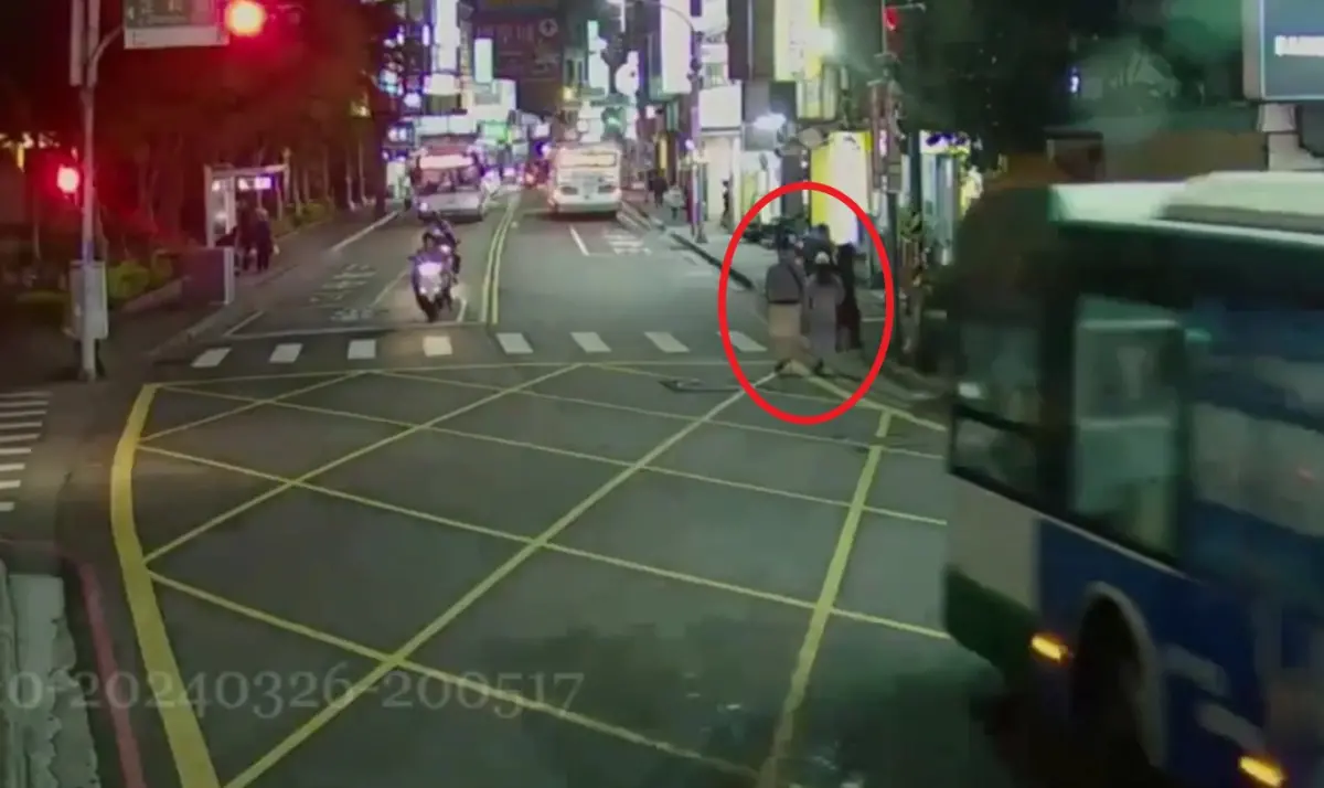 ▲輛306線公車行經蘆洲中正路時，意外撞上路邊2名行人。（圖／翻攝畫面）