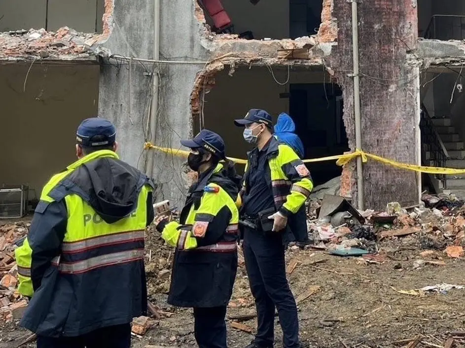 ▲警方確認袋內為人形骨骸，另還放置疑似死者姓名的字條，以及2、30年前報紙殘片。（圖／翻攝畫面）