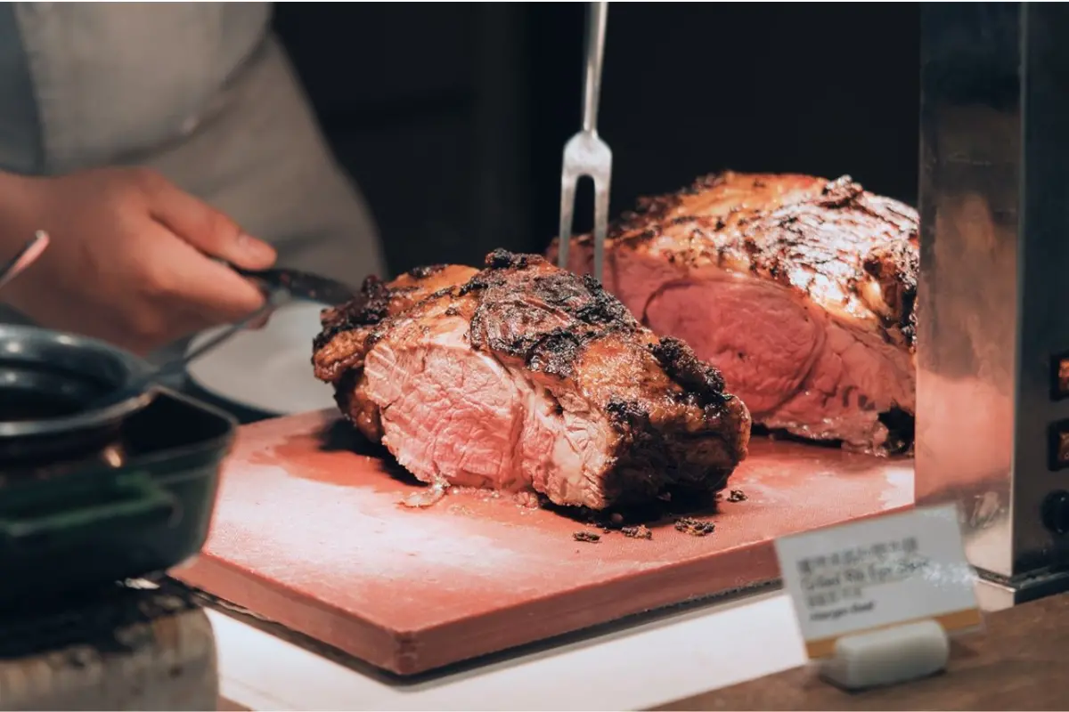 ▲台北六福萬怡酒店距離「 台北大巨蛋」僅需10分鐘車程，飯店內吃到飽餐廳敘日全日餐廳推出憑大巨蛋中華職棒票根，可享平日午餐買一送一，享現切牛排吃到飽等菜色。（圖／六福旅遊集團提供）