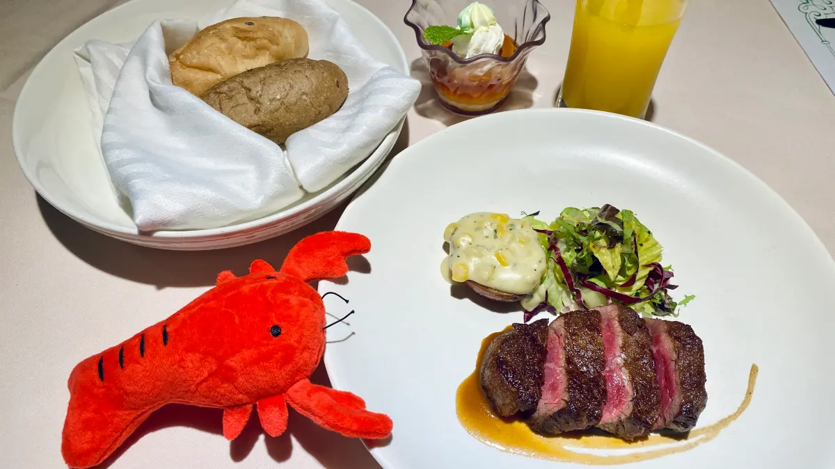 ▲雅室牛排為小小貴賓特製「2024親子牛牛套餐」專屬餐點，只要將在兒童清明連假4月4日至4月7日連續4天，穿著親子裝到店用餐指定消費，12歲以下兒童就能「免費吃牛排套餐」。（圖／記者蕭涵云攝）