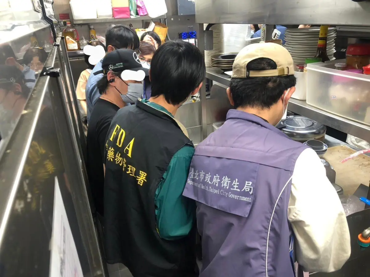 ▲台北市知名餐廳「寶林茶室」信義A13店，疑似捲入食物中毒疑雲，今（27日）凌晨，台北地檢署將寶林茶室列他字案調查，並赴現場蒐證、查扣相關證物。（圖／翻攝王必勝臉書）