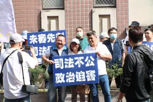 ▲新竹市長高虹安日前因涉嫌詐領助理費遭起訴，有民眾聚集在法院前舉牌表示支持。（圖／陳明中攝）