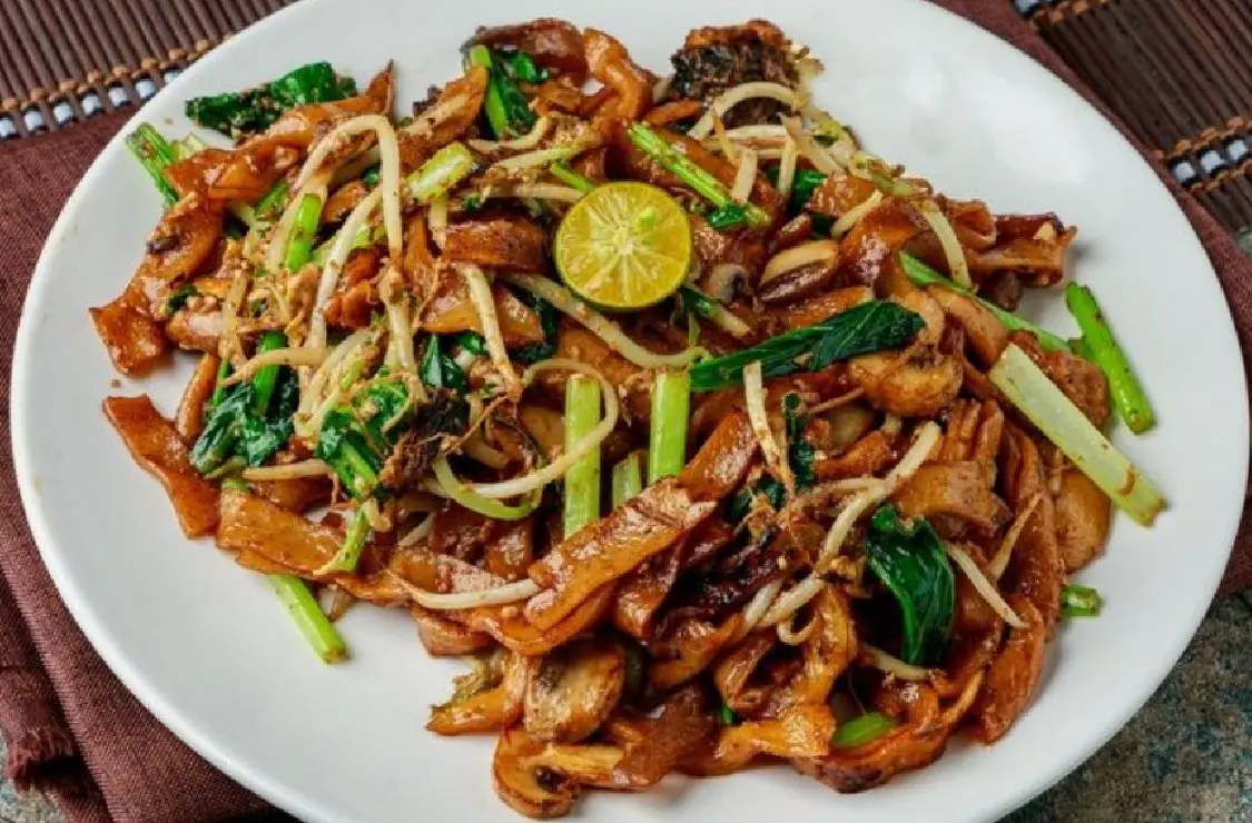 ▲台灣近期捲入寶林茶室食物中毒風暴，目前外界認為引發食物中毒的關鍵食物，疑似是寶林茶室的招牌菜「大馬炒粿條」。（圖／翻攝官網粉絲專頁）