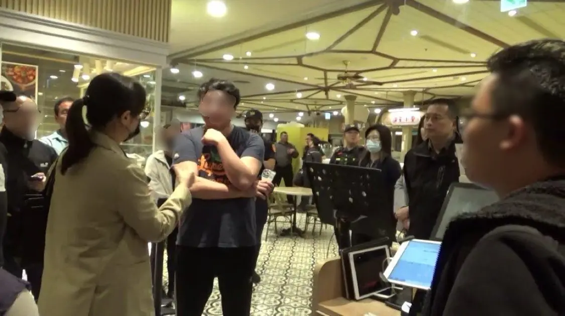 ▲今（27）日凌晨1時許，北檢檢察官陳昭蓉會同衛生局、食藥署、信義分局及刑警大隊等前往寶林茶室A13，進行勘查並檢視衛生局查扣證物。（圖／翻攝畫面）