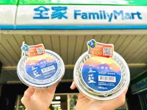 ▲全家實體貨架專區開賣山丘藍台灣藍莓外，即將推出聯名現擠霜淇淋。（圖／全家提供）