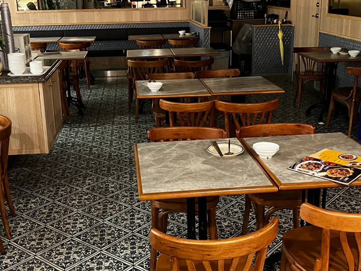 ▲遠百信義A13寶林茶室疑傳出食物中毒，多人食用炒粿條、河粉送醫。（圖／記者張勵德攝）