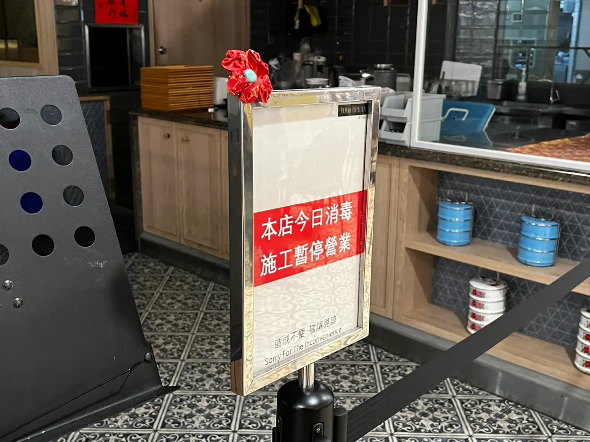▲台北市信義區寶林茶室A13分店，捲入疑似食物中毒案件，目前已通報9例個案，累計2人死亡、2人重症命危。（圖／記者張勵德攝）