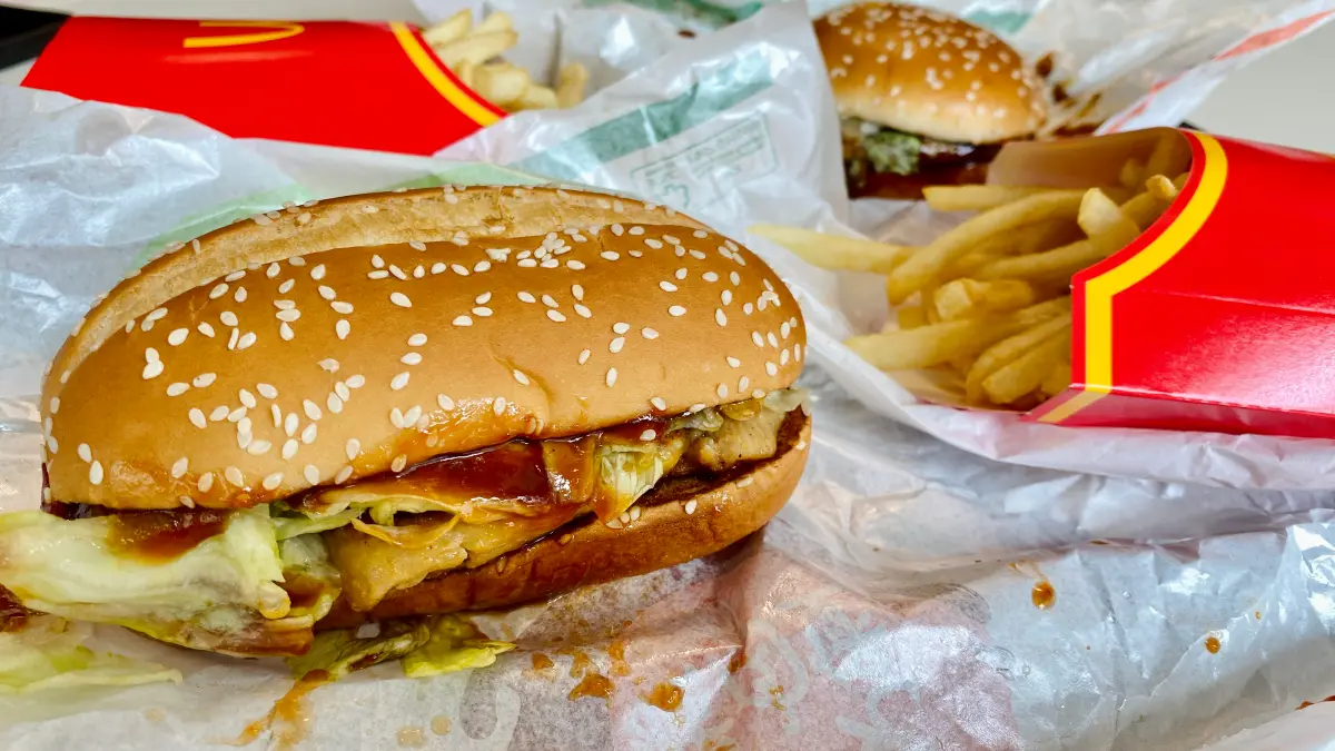 ▲台灣麥當勞2024年一次回歸3大神品！今正式開賣焦糖冰奶茶、板烤雞腿堡，照燒豬肉堡則將等到4月10日才販售，《NOWnews今日新聞》一次搶先全開箱，教大家這樣買最便宜。（圖／記者蕭涵云攝）