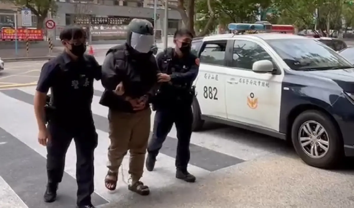 ▲一間位於桃園龜山文化路三段上的銀行，今（27）日上午傳出持槍搶劫事件。（圖／翻攝畫面）