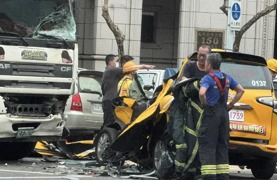 ▲內湖今天下午發生嚴重車禍，一名計程車運將連撞5車，計程車頭嚴重變形毀損，運將也慘被受困車內，警消救出時失去生命跡象，搶救不治。（圖／翻攝高嘉瑜臉書）