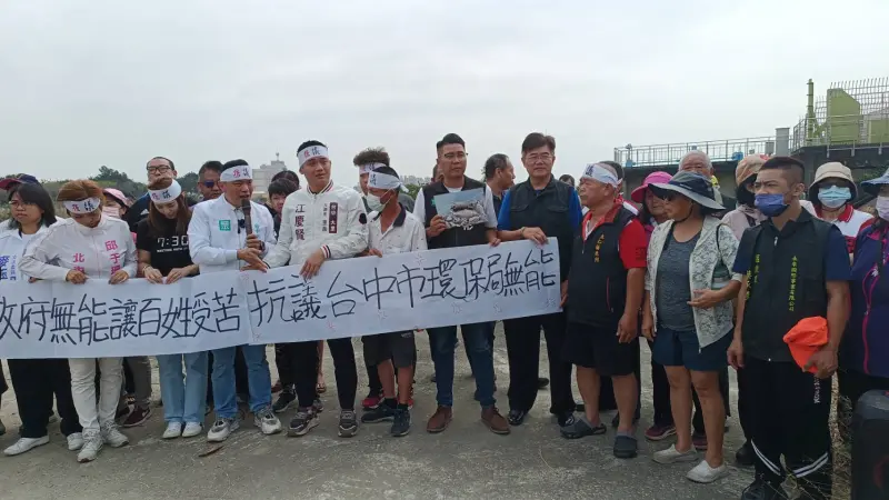 ▲民眾跟著江和樹到頭汴坑溪畔抗議溪水被污染。（圖／江和樹提供，2024.03.27）