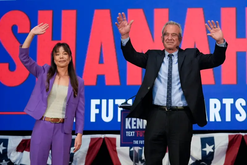 ▲美國總統大選獨立參選人小羅伯特甘迺迪(Robert F. Kennedy Jr.,圖右)表示曾被川普團隊邀請擔任副手。(圖/美聯社/達志影像)
